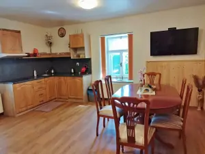 obytný pokoj s kuchyňským a jídelním koutem