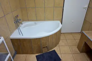 koupelna se sprchovým koutem, vanou a umyvadlem