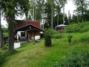 Chata Liberec - Vesec leží ve velké zahradě