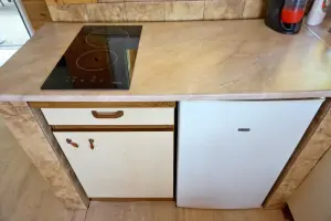lednička a sklokeramická varná deska v kuchyni