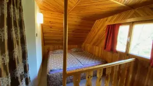 podkrovní otevřená ložnice se 2 dvojlůžky, dětskou postelí (válendou) a rozkládacím gaučem pro 1 osobu