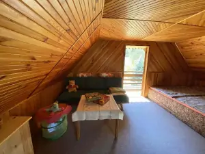 podkrovní otevřená ložnice se 2 dvojlůžky, dětskou postelí (válendou) a rozkládacím gaučem pro 1 osobu