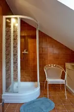 podkroví - koupelna se sprchovým koutem, umyvadlem a WC