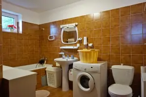 první patro - koupelna s vanou, umyvadlem, WC a pračkou