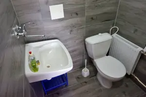samostatné WC u společenské místnosti