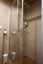 koupelna apartmánu se sprchovým koutem, miniumyvadlem a WC