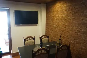 TV a jídelní kout v obytném pokoji apartmánu