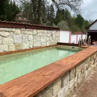 nadzemní zděný bazén (8 x 2,2 x 1,2 m) 
