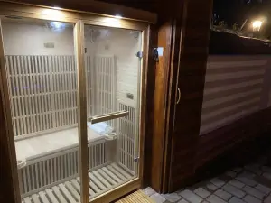 sauna za večerního osvětlení