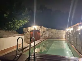 nadzemní zabudovaný bazén (8 x 2,2 x 1,2 m) - noční osvětlení