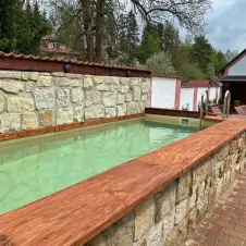 nadzemní zabudovaný bazén (8 x 2,2 x 1,2 m) u chalupy Štikov