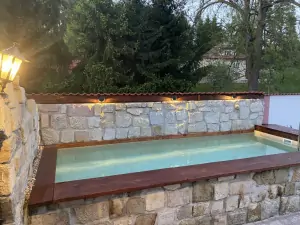 venkovní bazén je osvětlen