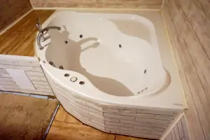 hydromasážní vana v koupelně