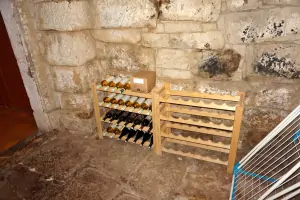 vstupní kamenná chodba (možnost zakoupení vína)