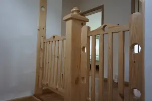 dětská dřevěná zábrana nad schody