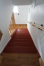schody do 1. patra s oboustranným zábradlím