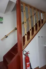 schody do 1. patra s oboustranným zábradlím 