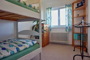 ložnice s patrovou postelí v podkroví