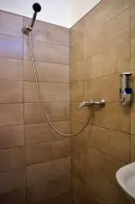 ruční sprcha v koupelně