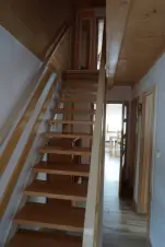 strmější schody do podkroví chaty