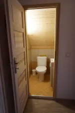 samostatné WC s umyvadlem v podkroví chaty