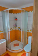koupelna s umyvadlem, sprchovým koutem a WC