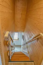 schody mají oboustranné zábradlí