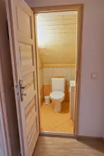 samostatné WC s umyvadlem v podkroví chaty