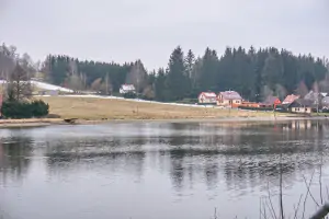 chata Boňkov leží jen 50 m od rybníku Kachlička, na oploceném pozemku mezi několika dalšími chatami