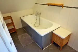 koupelna s vanou a umyvadlem v podkroví