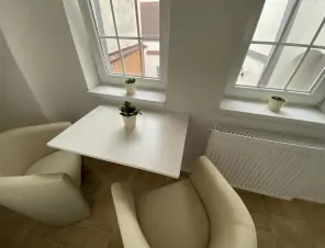 posezení (stolek a křesílka) na verandě patřící k apartmánu