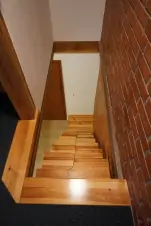 podkroví s obytnou místností propojují mlynářské schody bez zábradlí