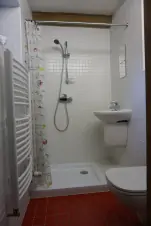 koupelna se sprchou, umyvadlem a WC
