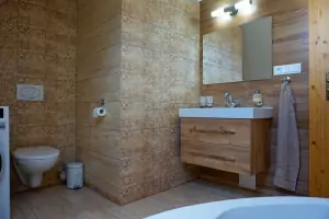koupelna s vanou, umyvadlem, WC a pračkou v prvním patře