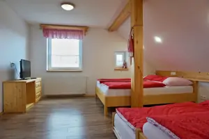 ložnice s dvojlůžkem, lůžkem a vysunovací sníženou přistýlkou v prvním patře