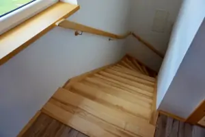 z chodby vedou schody do prvního patra