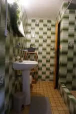 spchový kout a umyvadlo v koupelně
