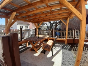 pergola s posezením v předzahrádce