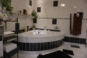 rohová vana v koupelně v přízemí