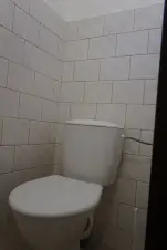 toalety v přízemí (3x WC, 2x pisoár)