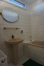 koupelna (vana, umyvadlo, WC) patřící k ložnici se 2 lůžky v přízemí