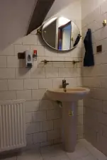 koupelna (vana, umyvadlo, WC) patřící k ložnicím v podkroví