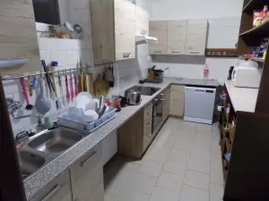 kuchyňský kout s indukční varnou deskou, el. troubou, myčkou na nádobí, mikrovlnnou troubou a el. konvicí