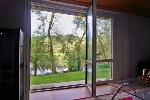 propojení obytné místnosti s venkovním prostranstvím díky francouzským oknům