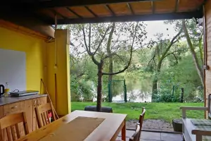 venkovní kuchyně je zastřešená, skýtá výhled přímo na řeku Sázavu