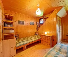 ložnice v podkroví - původní 2-lůžková ložnice byla změněna na ložnici se 2 patrovými postelemi