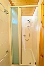koupelna se sprchovým koutem v podkroví