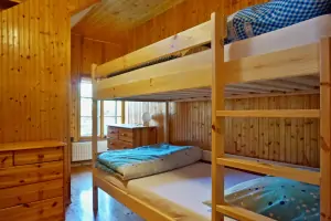 ložnice se 2 patrovými postelemi v podkroví