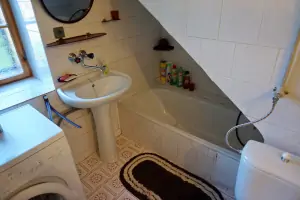 koupelna s vanou, sprchovým koutem, umyvadlem, WC a pračkou