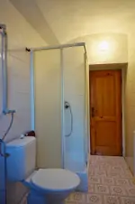 koupelna s vanou, sprchovým koutem, umyvadlem, WC a pračkou